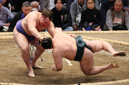 安青錦(左)は下手投げで佐田の海を下す=11日、エディオンアリーナ大阪