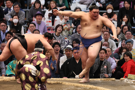 大の里(右)は若元春に押し出しで敗れる=12日、エディオンアリーナ大阪