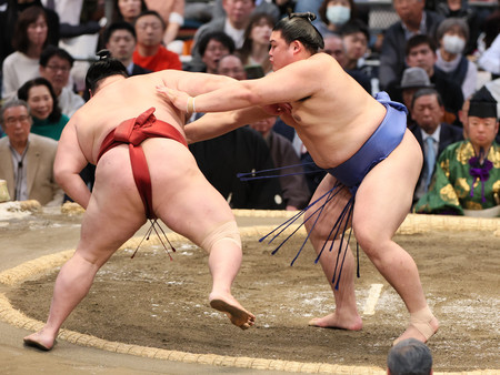 大の里(右)は押し出しで隆の勝を下す=14日、エディオンアリーナ大阪