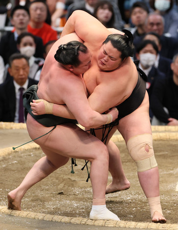 琴桜(右)は押し出しで千代翔馬を下す=14日、エディオンアリーナ大阪