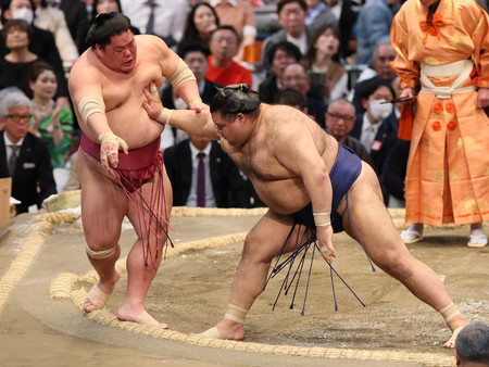 高安(右)は突き出しで大栄翔を破る=14日、エディオンアリーナ大阪
