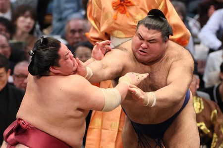 大栄翔(左)を攻める高安=14日、エディオンアリーナ大阪