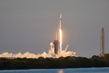 大西卓哉さんらが搭乗した米宇宙船クルードラゴン10号機の打ち上げ=14日、米フロリダ州ケネディ宇宙センター(JAXA提供)