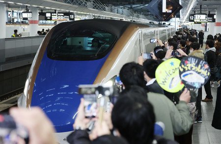 金沢―敦賀が延伸開業し、敦賀駅に入線する北陸新幹線=2024年3月16日、福井県敦賀市