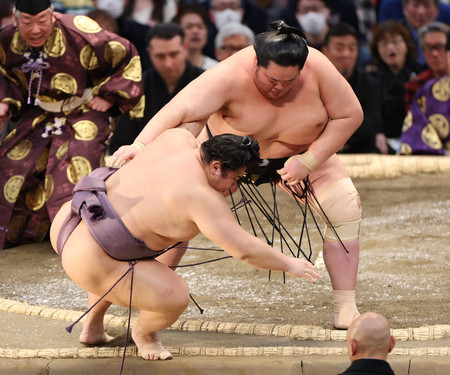琴桜(右)は寄り切りで翔猿を下す=15日、エディオンアリーナ大阪