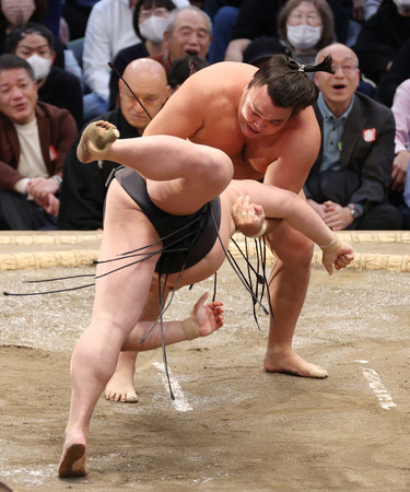 霧島(奧)は肩透かしで若元春を下す=15日、エディオンアリーナ大阪