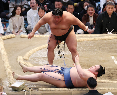 伯桜鵬(上)は寄り倒しで阿武剋を下す=15日、エディオンアリーナ大阪