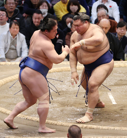 高安(右)は押し出しで若隆景を破る=15日、エディオンアリーナ大阪