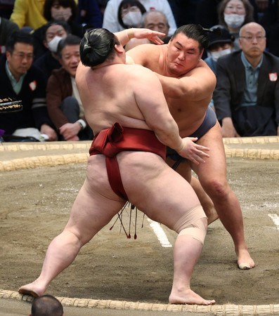 豊昇龍（右）は突き出しで隆の勝を下す＝１５日、エディオンアリーナ大阪