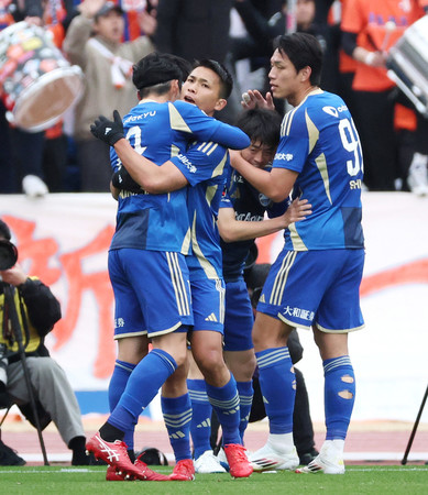 前半、先制ゴールを決め、喜ぶ町田の西村(左から2人目)ら=15日、Gスタ