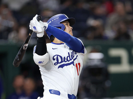 3回、2ランを放つドジャースの大谷=15日、東京ドーム