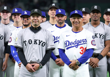 試合終了後、写真撮影に応じるドジャースのロバーツ監督(前列右)と巨人の阿部監督(同左)=15日、東京ドーム