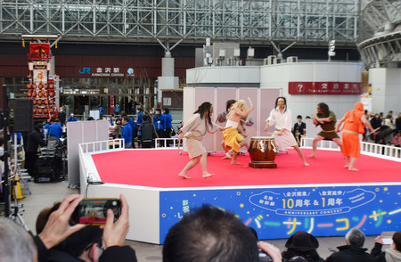 北陸新幹線の金沢開業10年などを記念するイベントで披露された、能登地方の郷土芸能「御陣乗太鼓」=15日午後、金沢市