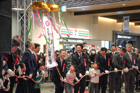 並行在来線「ハピラインふくい」の開業1周年式典でくす玉を割る福井県の杉本達治知事(前列右から7人目)ら=16日午前、福井市の福井駅