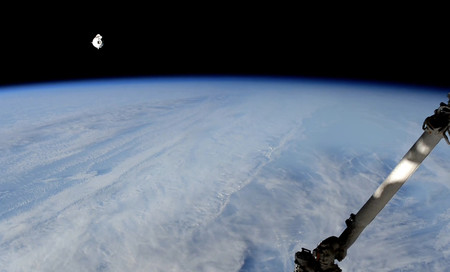大西卓哉さんらが搭乗し、国際宇宙ステーション(ISS)に接近する米宇宙船クルードラゴン(スペースX社のウェブサイトより)