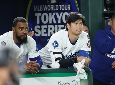 2回、ベンチから試合を見るドジャースの大谷(右)=16日、東京ドーム