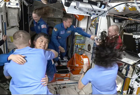 国際宇宙ステーション(ISS)への到着を抱き合って喜ぶ大西卓哉さん(手前左から2人目)ら=日本時間16日午後(NASAのウェブサイトより)