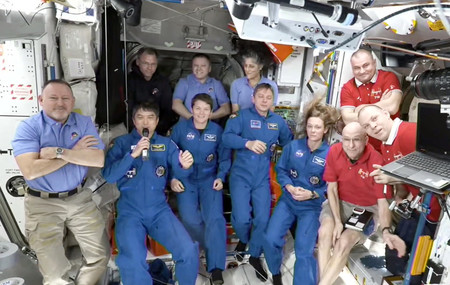 国際宇宙ステーション(ISS)到着後のセレモニーで、あいさつする大西卓哉さん(前列左から2人目)=日本時間16日午後(NASAのウェブサイトより)