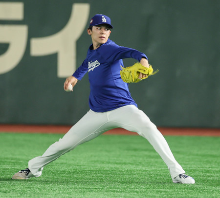 阪神との試合前に、練習するドジャースの佐々木=16日、東京ドーム