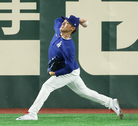 阪神との試合前に、練習するドジャースの山本=16日、東京ドーム