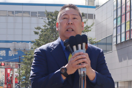 千葉県知事選で第一声を上げる「NHKから国民を守る党」の立花孝志氏=2月27日、千葉県船橋市