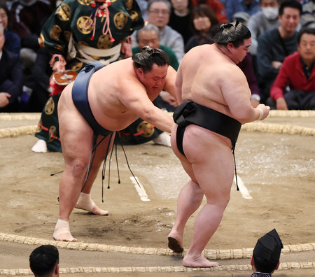 玉鷲(左)は押し出しで正代を破る=16日、エディオンアリーナ大阪