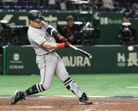 5回、2点二塁打を放つ巨人の岡本=16日、東京ドーム