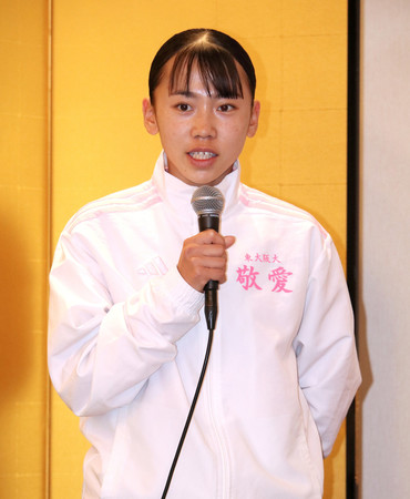 陸上の「ＯＳＡＫＡ夢プログラム第３期」に関する会見に出席し、抱負などを語る女子８００メートルの久保凜＝１７日、大阪市内