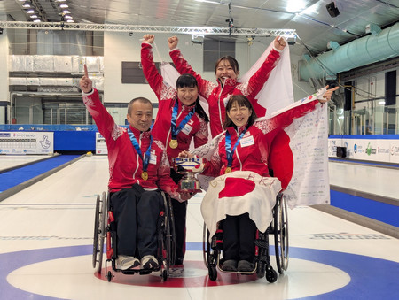 車いすカーリング混合ダブルスの世界選手権で優勝した小川亜希（前列右）、中島洋治（同左）組ら＝１６日、英国・スティーブンストン（日本車いすカーリング協会提供）