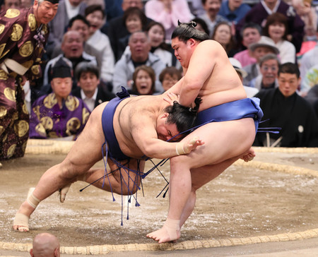 高安(左)は寄り切りで大の里を破り9勝目=18日、エディオンアリーナ大阪