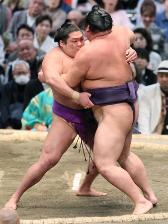 尊富士(左)は押し出しで湘南乃海を下す=18日、エディオンアリーナ大阪