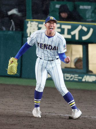 延長タイブレークの末、明徳義塾に完投勝利し、ガッツポーズする健大高崎の下重=18日、甲子園