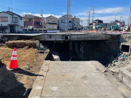 埼玉県八潮市の県道交差点で道路が陥没した現場＝２月５日（草加八潮消防局提供）