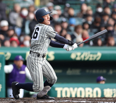 6回裏敦賀気比2死一、二塁、小西が2点二塁打を放つ=19日、甲子園