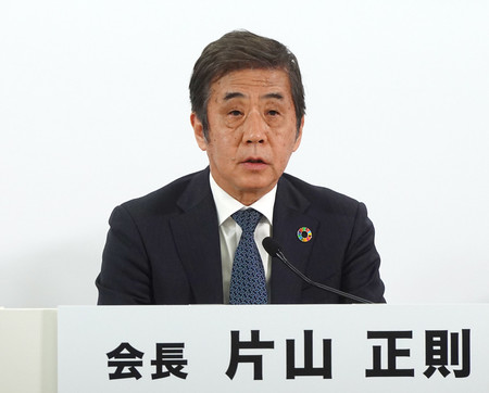 記者会見する片山正則日本自動車工業会会長=19日、東京都港区