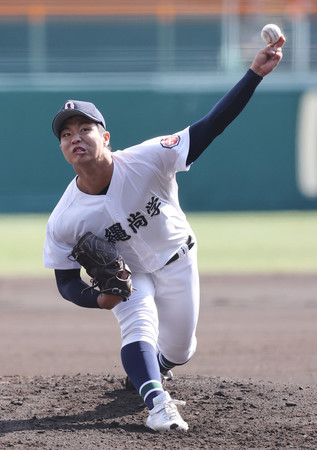 力投する沖縄尚学先発の末吉=19日、甲子園