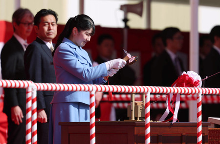 北極域研究船の命名・進水式に臨まれる天皇、皇后両陛下の長女愛子さま=19日午後、横浜市磯子区