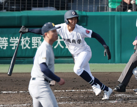 3回裏沖縄尚学1死三塁、新垣瑞(奥)が青森山田先発の乕谷から先制適時打を放つ=19日、甲子園