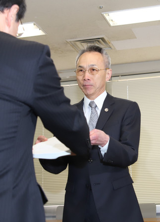斎藤元彦兵庫県知事のパワハラ疑惑などを告発した文書に関する報告書を県に提出する第三者委員会の藤本久俊委員長（右）＝１９日午後、同県庁