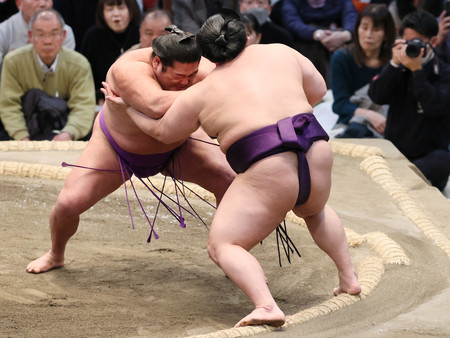 尊富士(左)は美ノ海を突き出し9勝目=19日、エディオンアリーナ大阪
