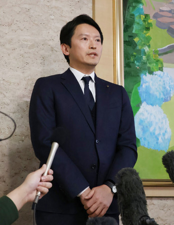 取材に応じる兵庫県の斎藤元彦知事=19日午後、同県庁