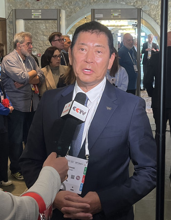 IOC会長選に向け取材を受ける渡辺守成氏=19日、ギリシャ・コスタナバリノ