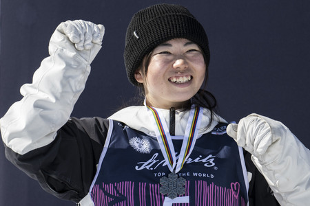 女子モーグルで銀メダルを獲得し、表彰式で喜ぶ冨高日向子=19日、スイス・サンモリッツ(EPA時事)