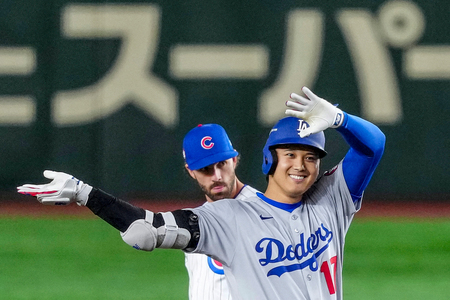 二塁打を放ったドジャースの大谷翔平(右)=18日、東京ドーム(AFP時事)