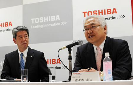 東芝元社長の佐々木則夫(右)、田中久雄両氏=2013年2月(AFP時事)
