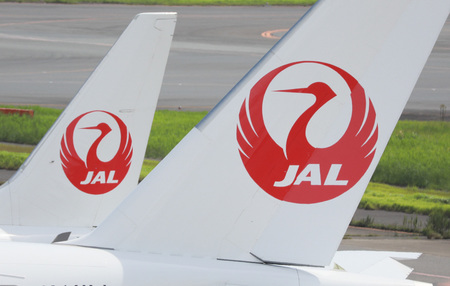 機体に描かれた日本航空のロゴマーク=東京・羽田空港