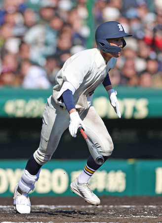 1回裏壱岐2死二、三塁、山口が先制の2点適時打を放つ=20日、甲子園