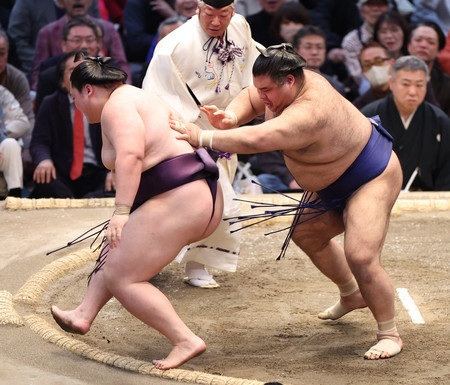 高安(右)は押し出しで王鵬を破る=20日、エディオンアリーナ大阪
