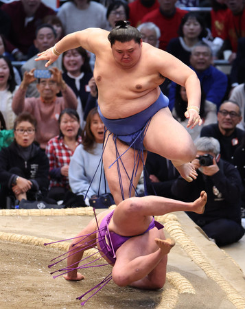 大の里(奥)ははたき込みで尊富士を下す=20日、エディオンアリーナ大阪