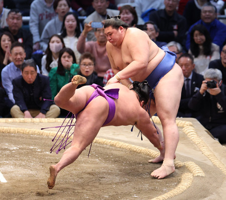 大の里（右）ははたき込みで尊富士を下す＝２０日、エディオンアリーナ大阪